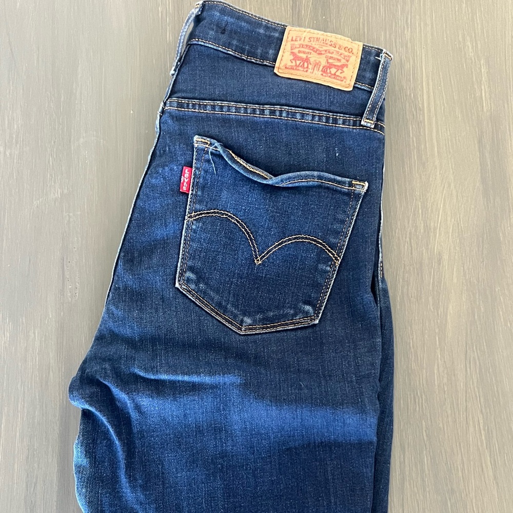Like new Levi skinny jeans - size 27 - stretchy